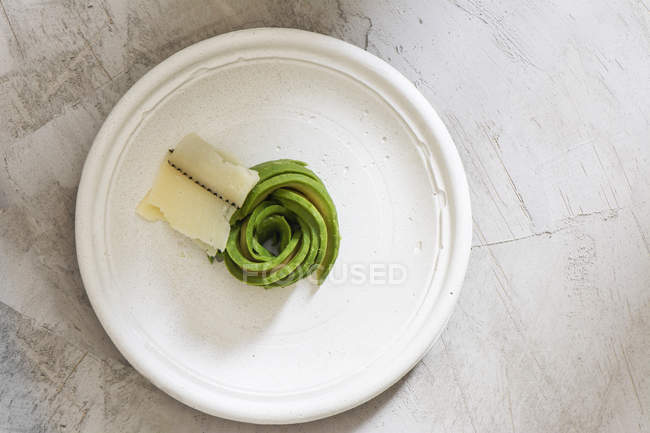 Avocado appetizer with cheese on white platter — Stock Photo