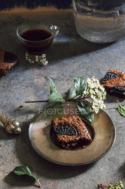 Brownie bar on metal plate with flowers — Stock Photo