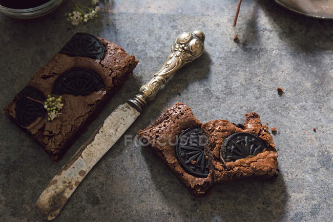 Brownie bars with ornate spatula — Stock Photo