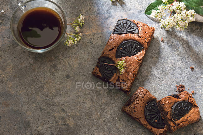 Barras Brownie con vaso de cofee - foto de stock