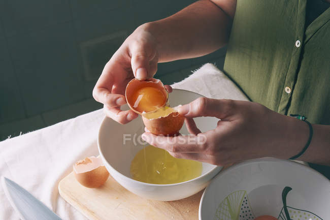 Femme séparant jaune d'oeuf — Photo de stock