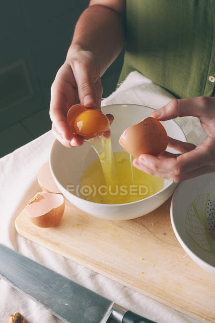 Mulher separando gema de ovo — Fotografia de Stock