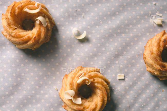 Donuts com raspas de chocolate — Fotografia de Stock