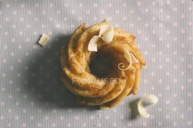 Donut mit Schokoladenspänen — Stockfoto