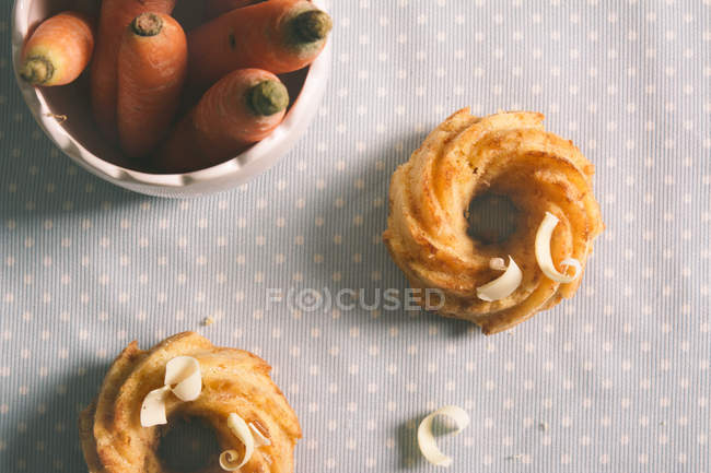Donuts mit Schokoladenspänen — Stockfoto