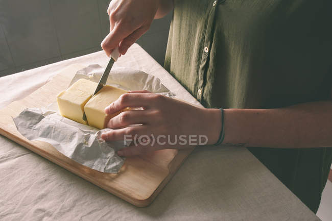 Femme coupe beurre — Photo de stock