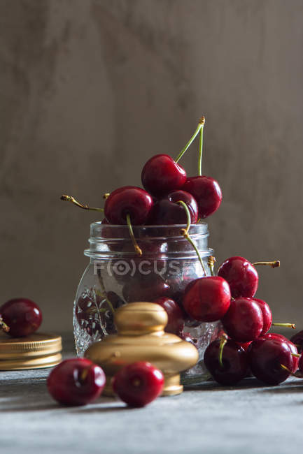 Bayas de cereza en mesa de piedra - foto de stock