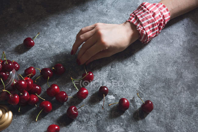 Bagas de cereja na mesa de pedra — Fotografia de Stock