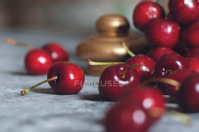 Bagas de cereja na mesa de pedra — Fotografia de Stock