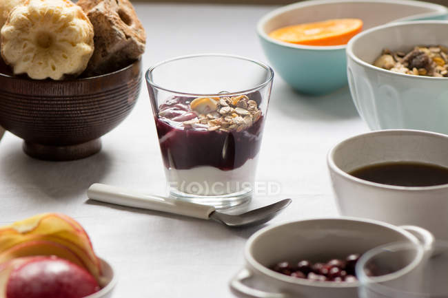 Mesa de desayuno con yogur - foto de stock
