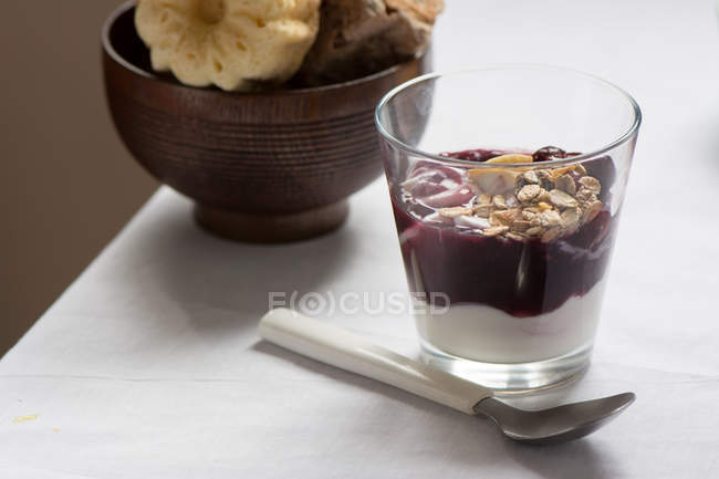 Frühstückstisch mit Joghurt — Stockfoto