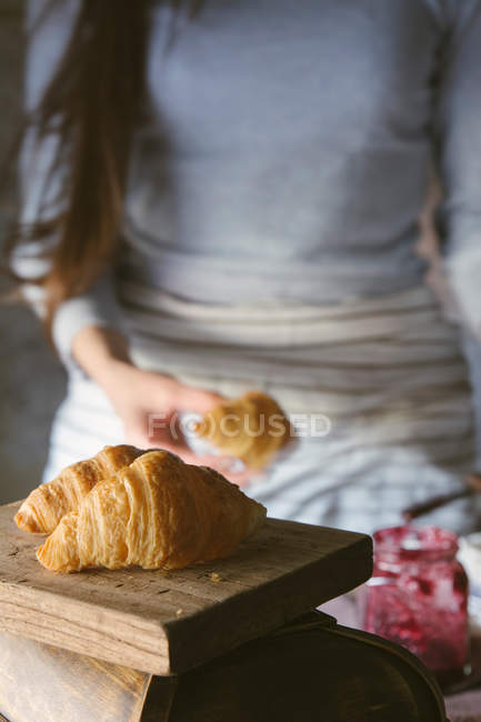Croissants sobre tabla de madera - foto de stock