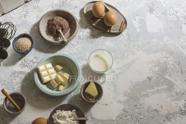 Directamente encima de la vista ingredientes de alimentos dulces en la mesa de piedra - foto de stock