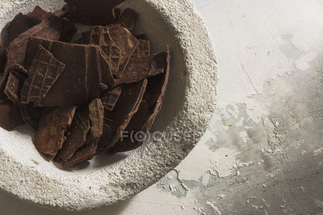 Direkt über Ansicht der Steinschale mit dunkler Schokolade — Stockfoto