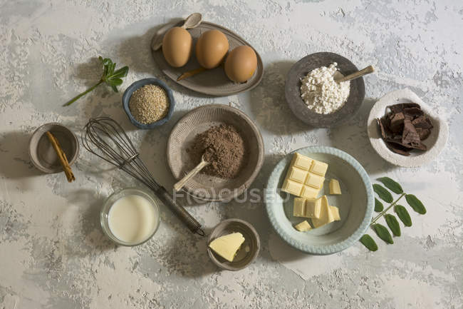 Deliciosos ingredientes de cozimento em tigelas na mesa de pedra — Fotografia de Stock