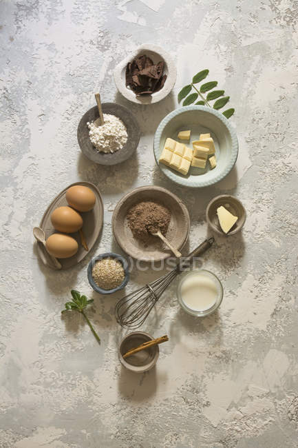 Безпосередньо над солодкими інгредієнтами на кам'яному столі — стокове фото