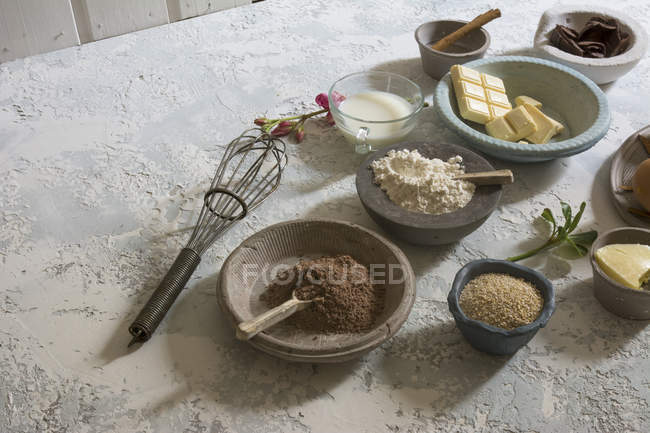 Disposizione di ingredienti dolci disposti su tavolo di pietra — Foto stock