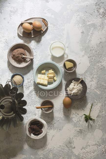 Arranjo de ingredientes de cozimento na mesa de pedra — Fotografia de Stock