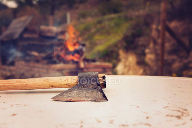 Still life of axe lying on log at outdoor — Stock Photo