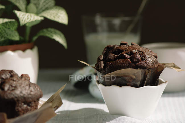 Bolo de chocolate na mesa — Fotografia de Stock