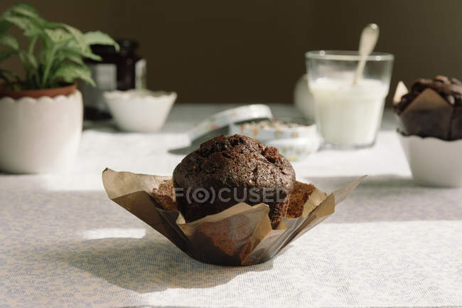 Шоколадный кекс на столе — стоковое фото