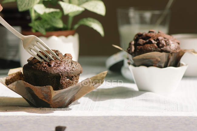 Muffin al cioccolato sul tavolo — Foto stock