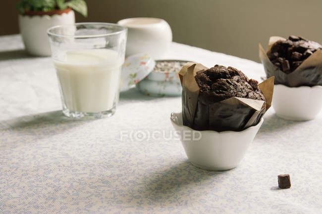 Magdalena de chocolate en la mesa - foto de stock