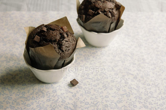 Muffin au chocolat sur la table — Photo de stock