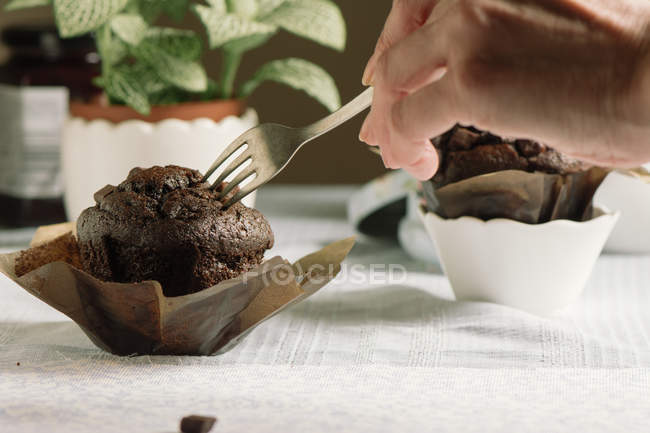 Muffin au chocolat sur la table — Photo de stock