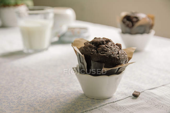 Schokoladenmuffin auf dem Tisch — Stockfoto