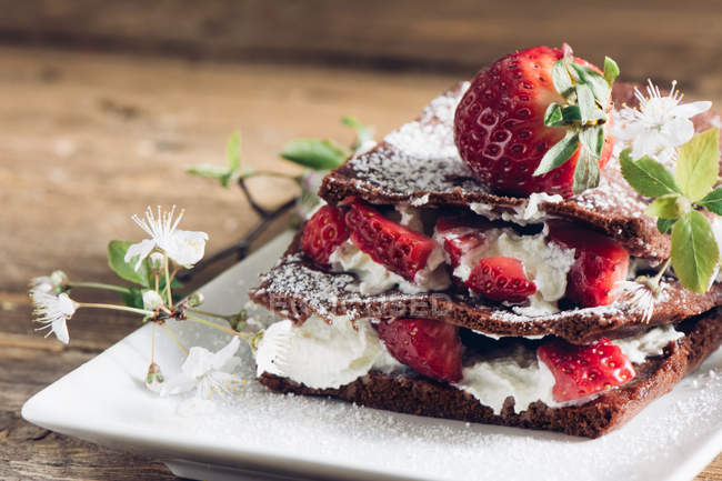 Hausgemachter Erdbeerteer mit Sahne auf Teller — Stockfoto