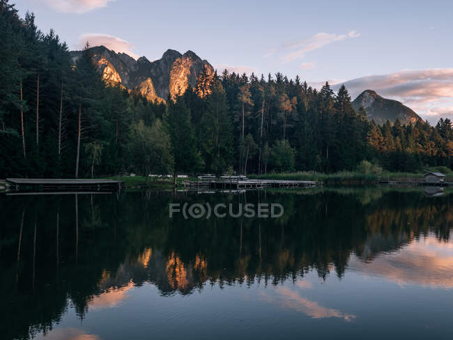 Muelle en el lago en las montañas - foto de stock