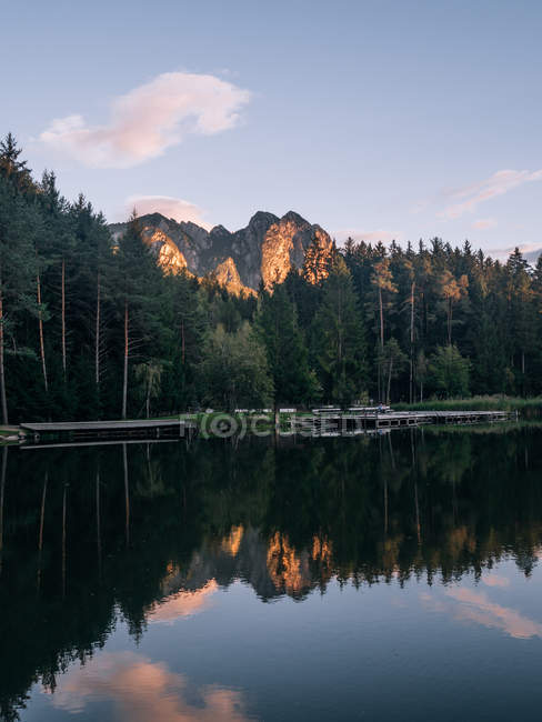 Muelle en el lago en las montañas - foto de stock