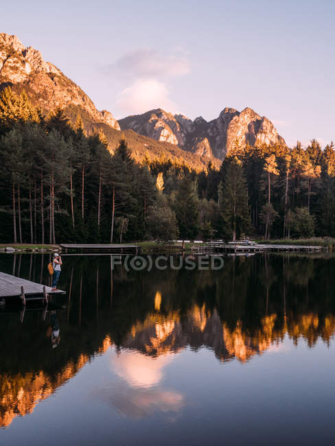 Зеркальная поверхность озера в горах — стоковое фото