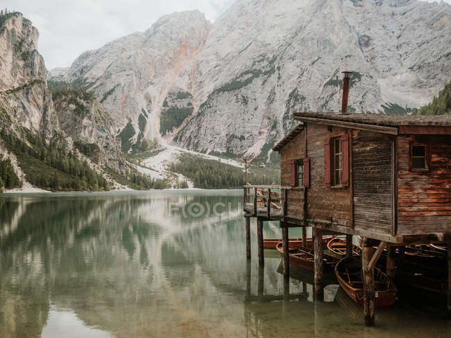 Doca de madeira no lago em montanhas — Fotografia de Stock
