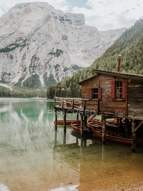 Wooden dock on lake in mountains — Stock Photo