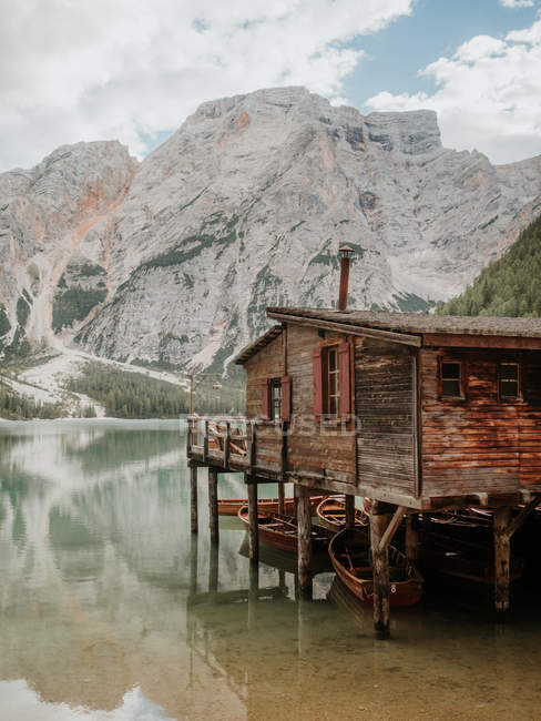 Bacino di legno sul lago in montagna — Foto stock