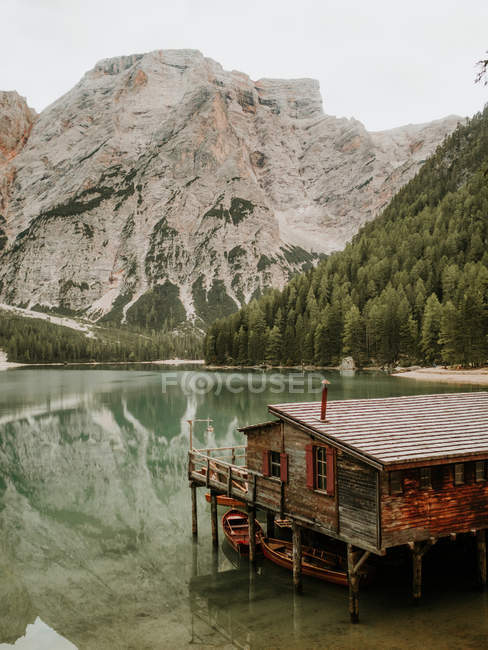Casa in legno con barche tra le montagne — Foto stock