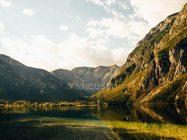 Vista mozzafiato sul lago in montagna — Foto stock