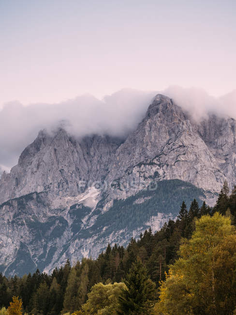 Vista pitoresca de montanhas rochosas — Fotografia de Stock