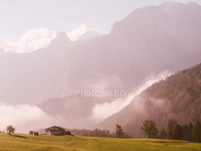 Bellissimo paesaggio con montagne — Foto stock