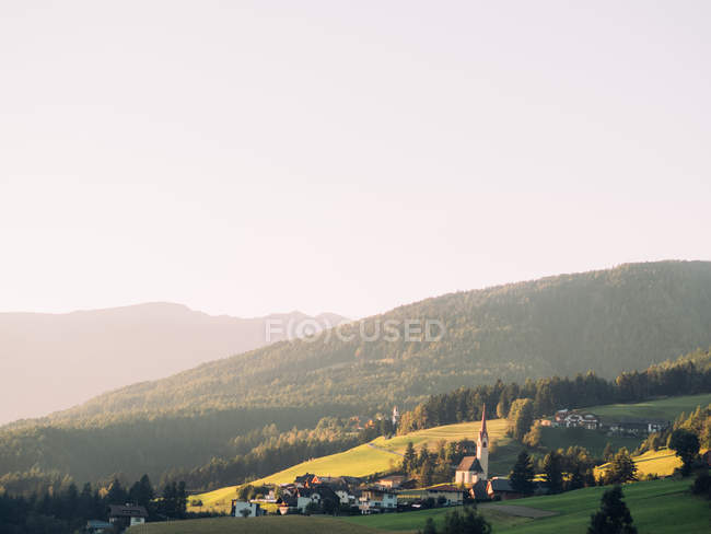 Деревня на склоне гор — стоковое фото