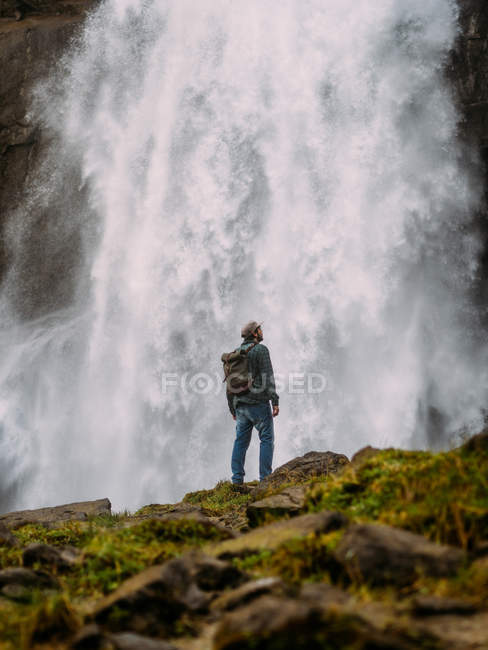Male hiker near waterfall — Stock Photo
