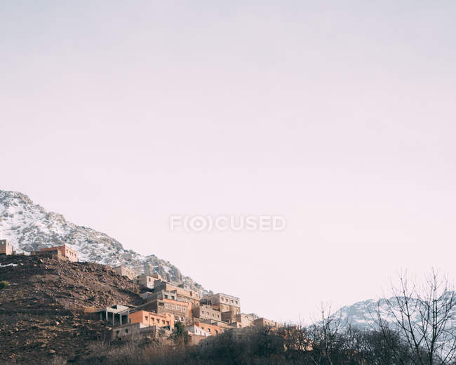 Landscape with small village in mountains — Stock Photo