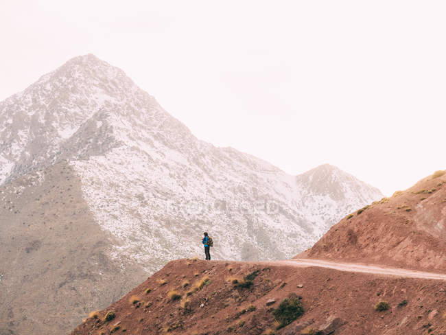 Анонімна людина на горах — стокове фото