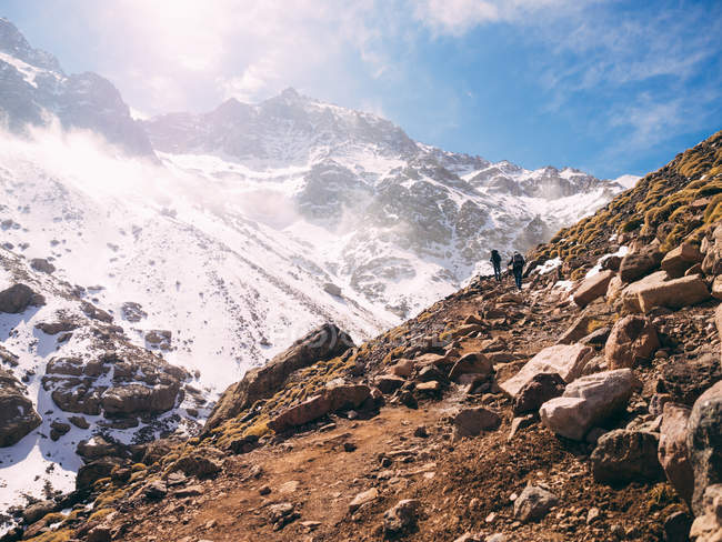 Touristen erkunden die Berge — Stockfoto