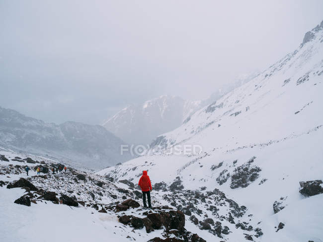 Personne anonyme dans les montagnes enneigées — Photo de stock