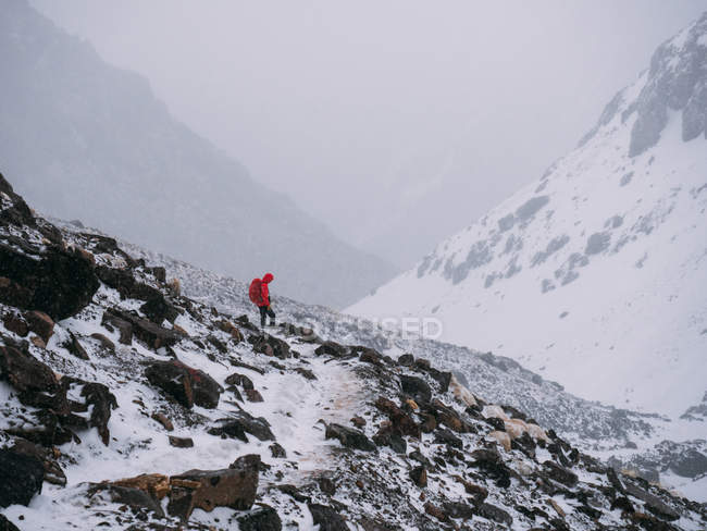Personne dans la tempête de neige dans les montagnes — Photo de stock