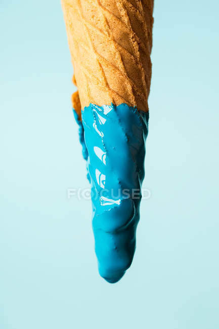 Вафельний конус у синій фарбі — стокове фото