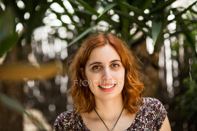 Lächelnde Frau mit selbstgebackenen Plätzchen — Stockfoto